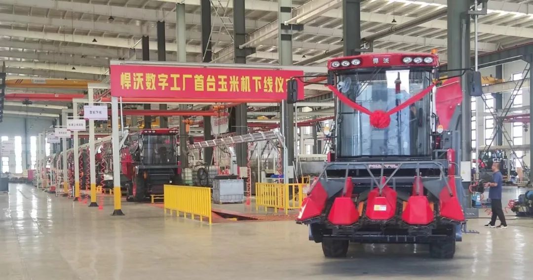 The first Hanwo corn harvester rolled off the production line