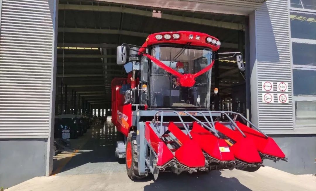 The first Hanwo corn harvester rolled off the production line