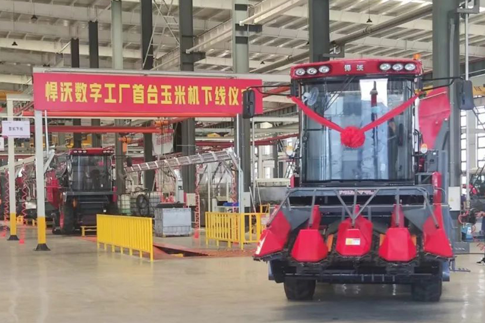 The first Hanwo corn harvester rolled off the production line